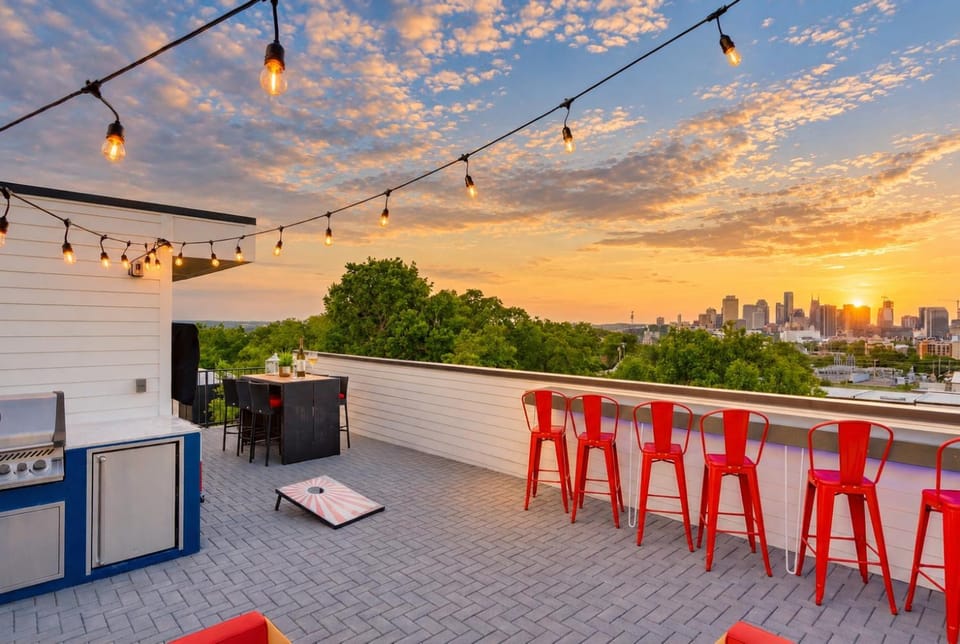 New NashVegas Downtown Rooftop City Views 13Beds House in Nashville