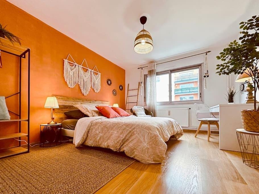 Photo of the whole room, Bedroom