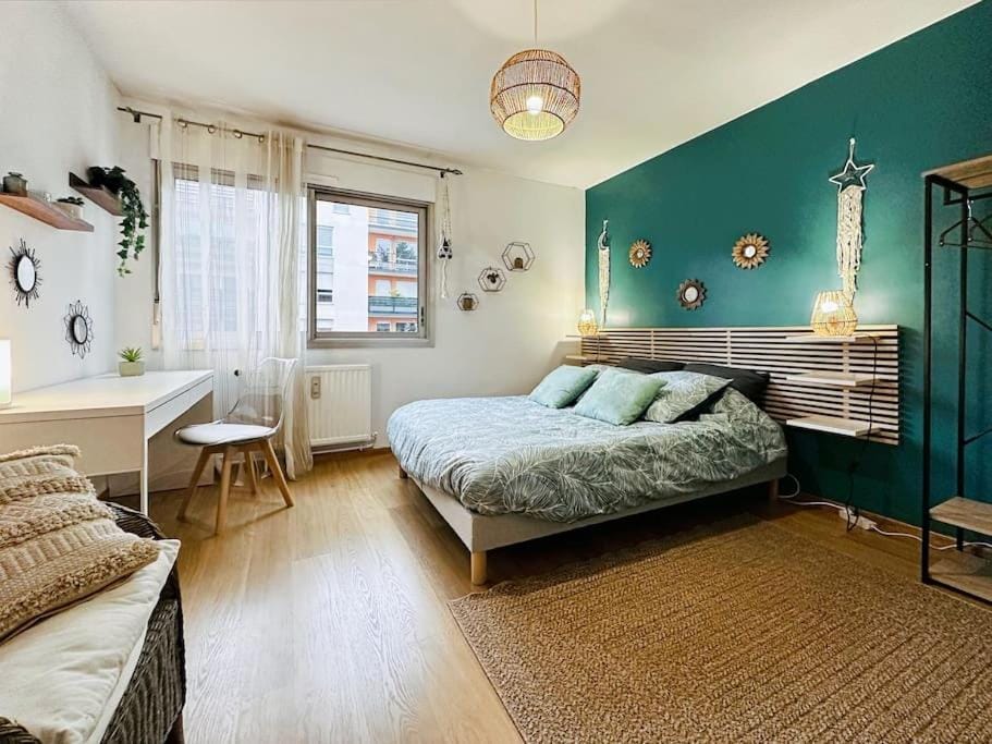 Photo of the whole room, Bedroom