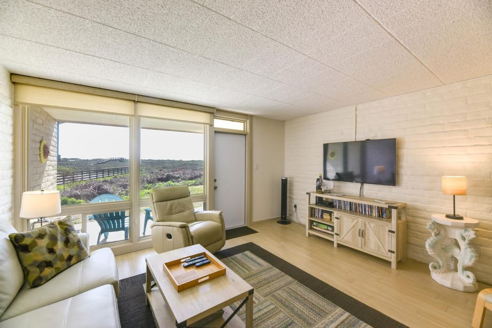 Beachfront Condo w/ Pool Access in Port Aransas House in Port Aransas