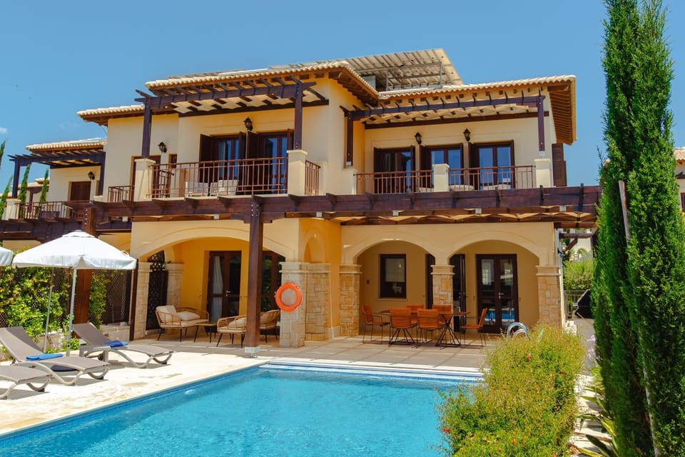 Luxury Central Villa AJ06 with Private Heated Pool & Jacuzzi, Services Inc, Aphrodite Hills Resort Villa in Kouklia