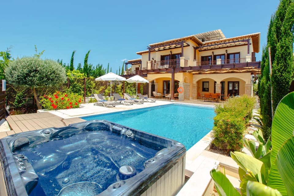 Luxury Central Villa AJ06 with Private Heated Pool & Jacuzzi, Services Inc, Aphrodite Hills Resort Villa in Kouklia