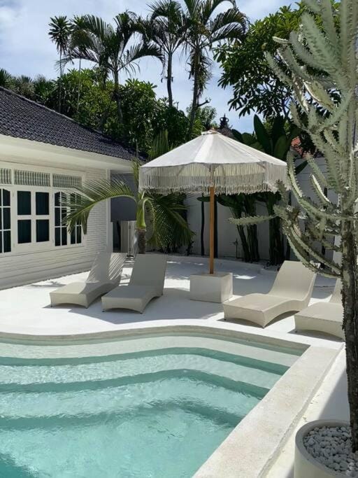 Villa EL NIS - LEGIAN - 4 Bedroom - 4 Bathroom - Luxury Villa in Kuta