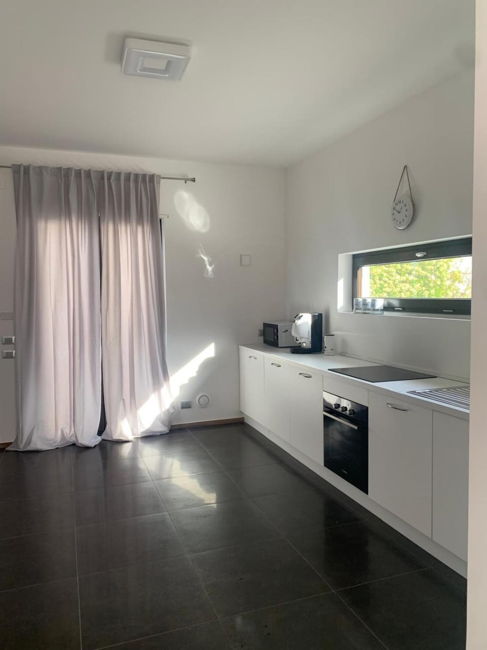 Kitchen or kitchenette, minibar, oven, stove