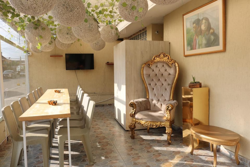 Communal lounge/ TV room, TV and multimedia, Living room, Seating area, Dining area
