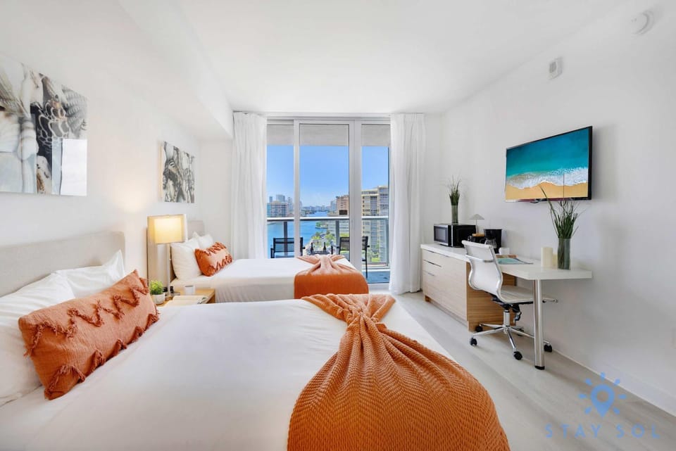 Spectacular Infinite View Balcony Pool Gym Apartment in Hallandale Beach