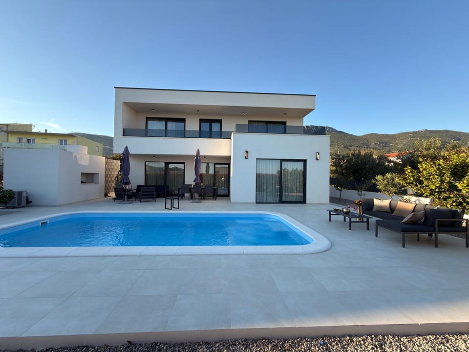 Property building, Patio, Day, Natural landscape, Swimming pool