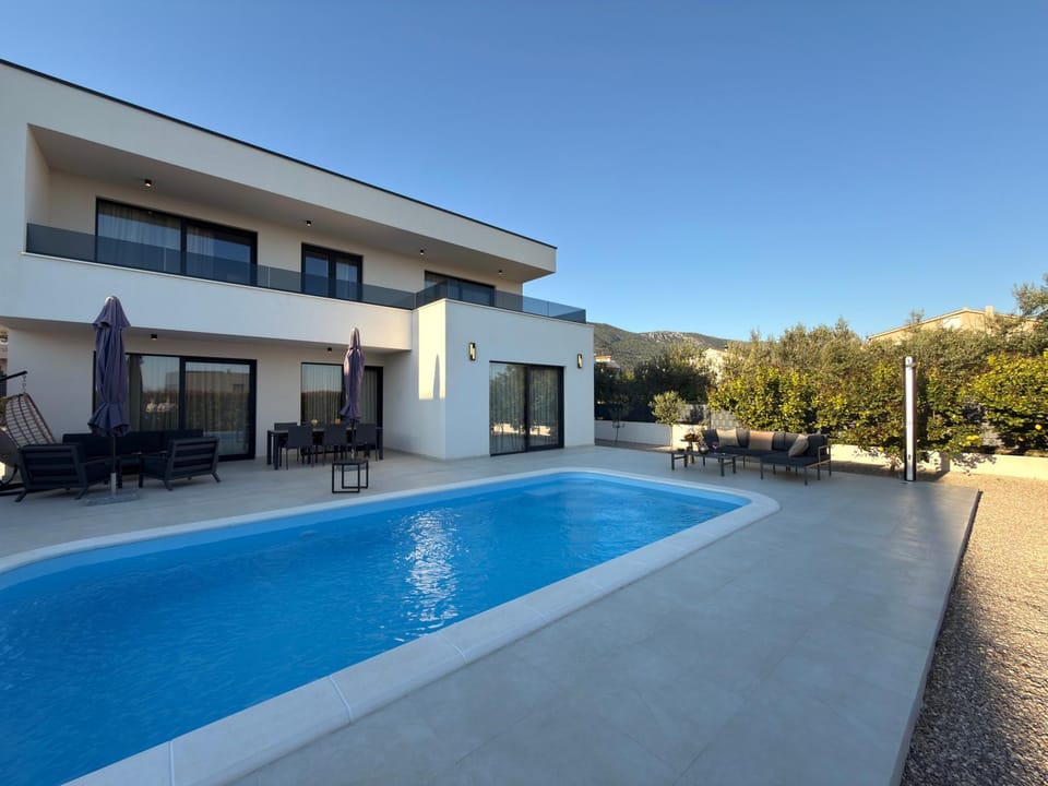 Property building, Patio, Day, Natural landscape, Swimming pool