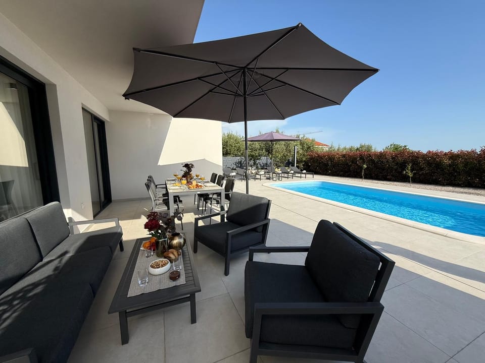 Property building, Patio, Day, Balcony/Terrace, Seating area, Swimming pool, sunbed