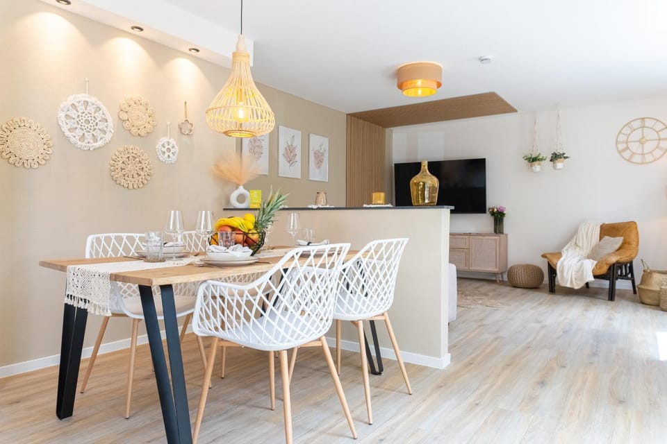 Living room, Dining area