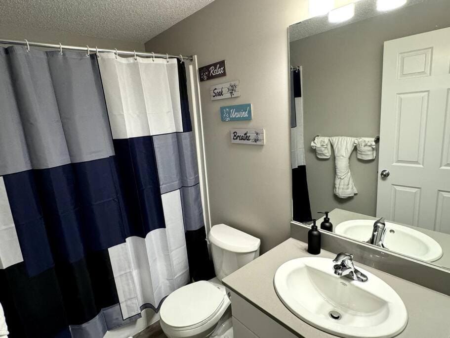 Private Luxury Suite Near West Edmonton Mall Apartment in Edmonton