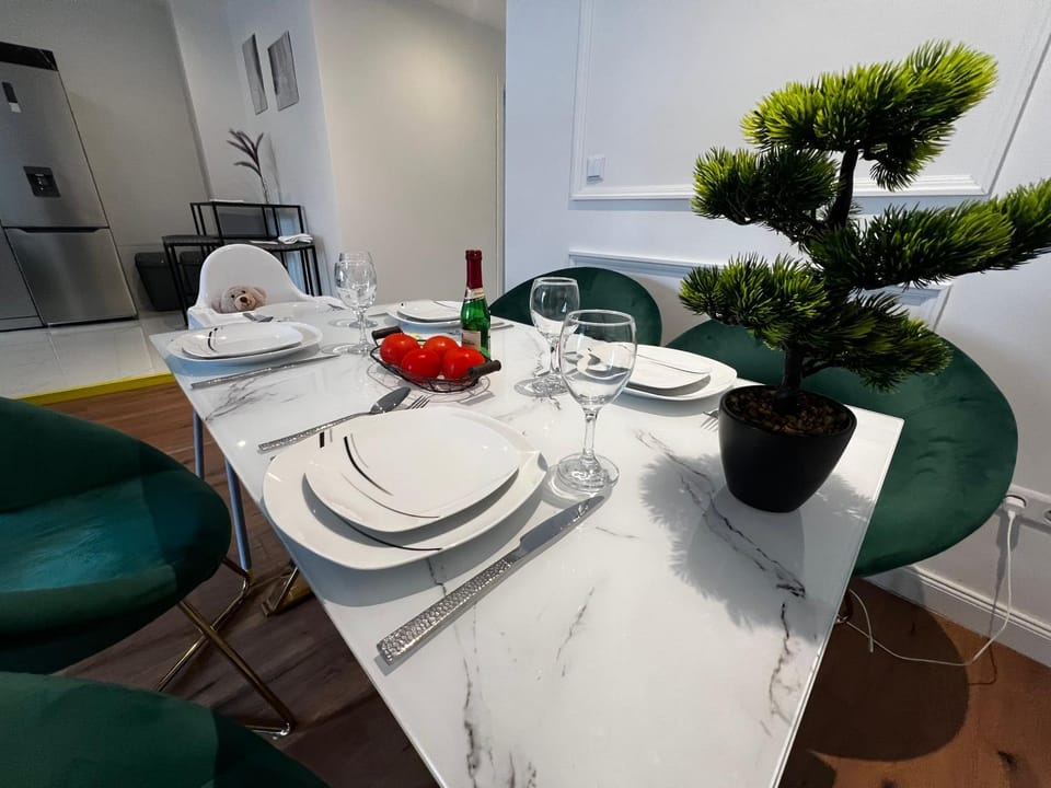 Living room, Food and drinks, Seating area, Dining area, Food