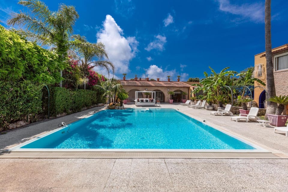 Swimming pool, sunbed