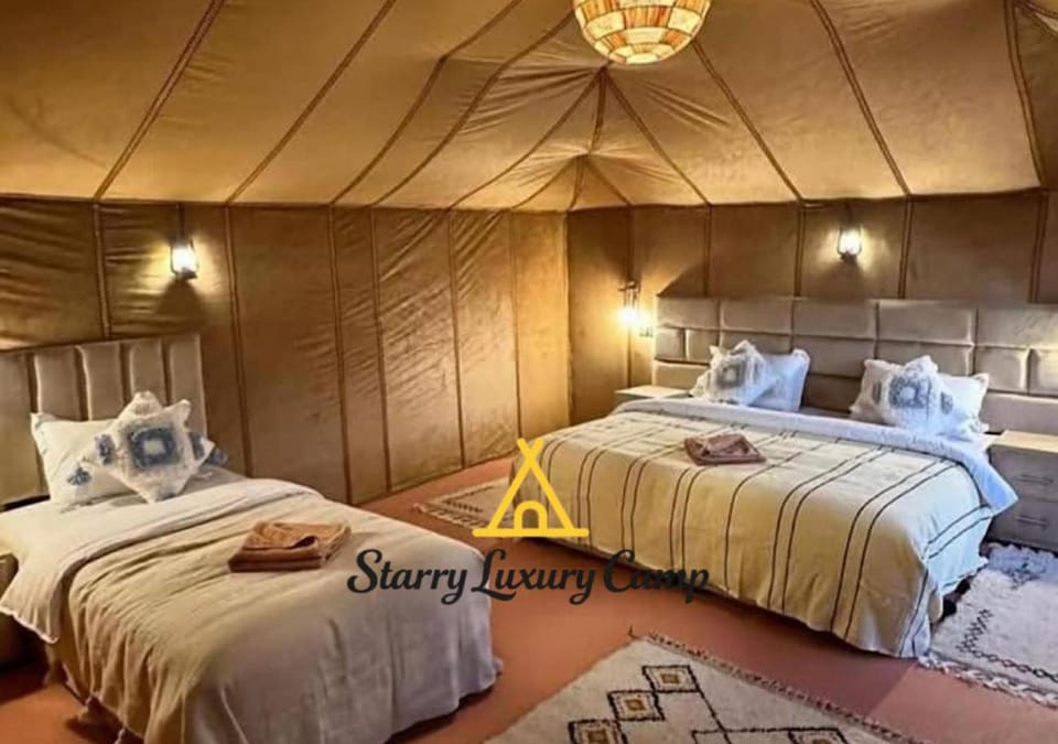 Bed, Photo of the whole room, Bedroom, Text overlay, towels