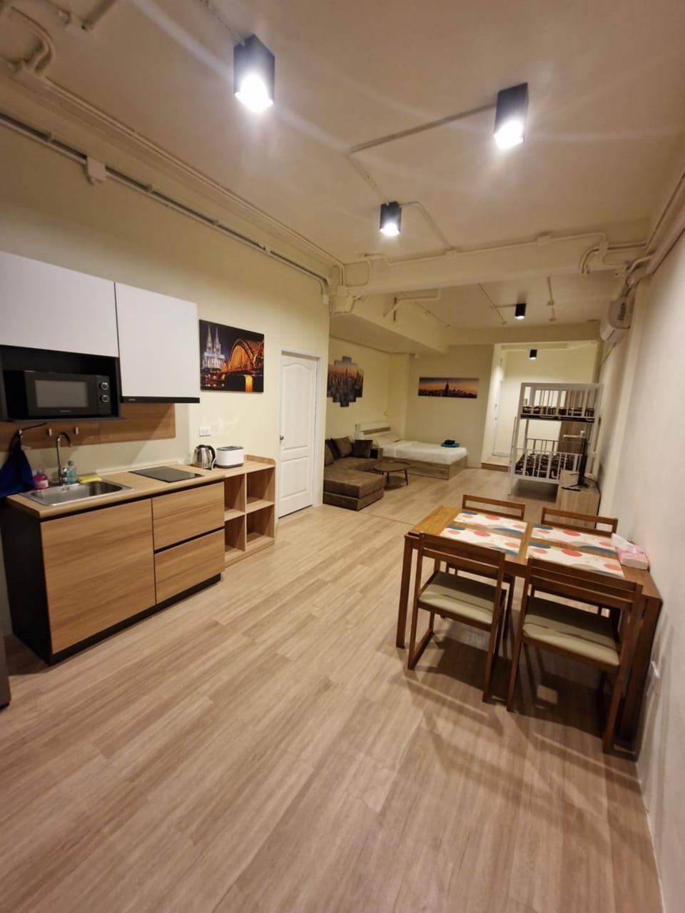 Kitchen or kitchenette, Dining area