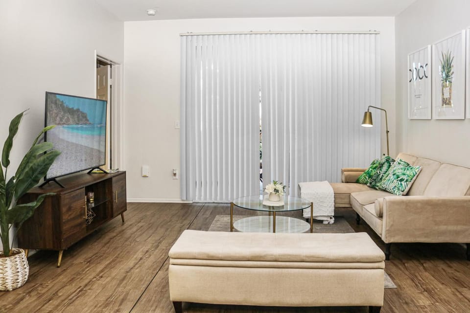 Luxe Marina Del Rey Apartment,Parking, Gym, Pool, jacuzzi,BBQ Apartment in Venice Beach