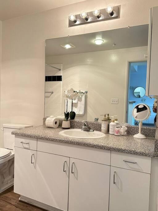 Luxe Marina Del Rey Apartment,Parking, Gym, Pool, jacuzzi,BBQ Apartment in Venice Beach