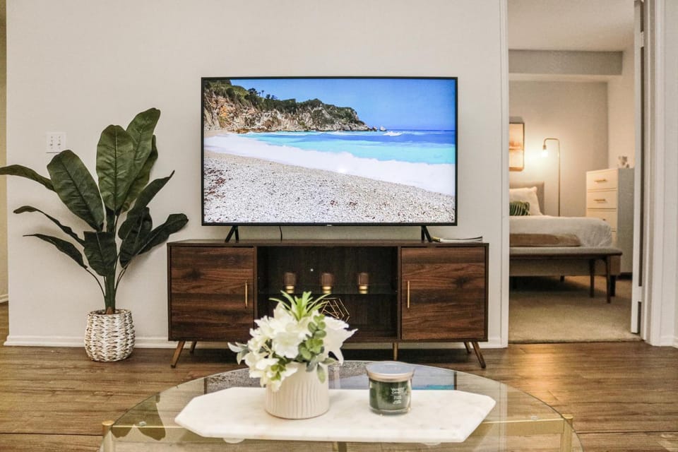 Luxe Marina Del Rey Apartment,Parking, Gym, Pool, jacuzzi,BBQ Apartment in Venice Beach