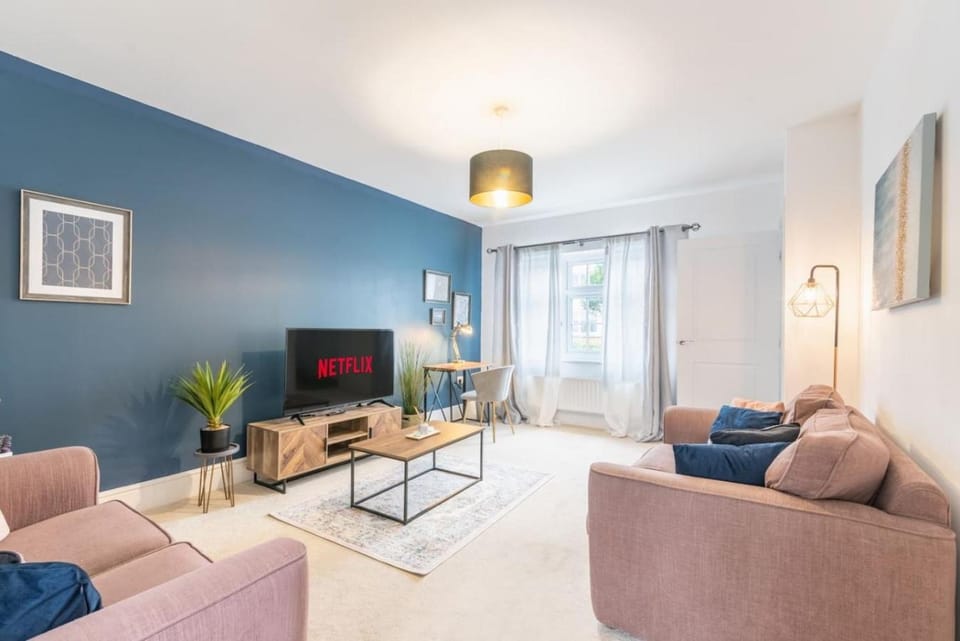 Convenient & cosy 3 bed house House in Newport