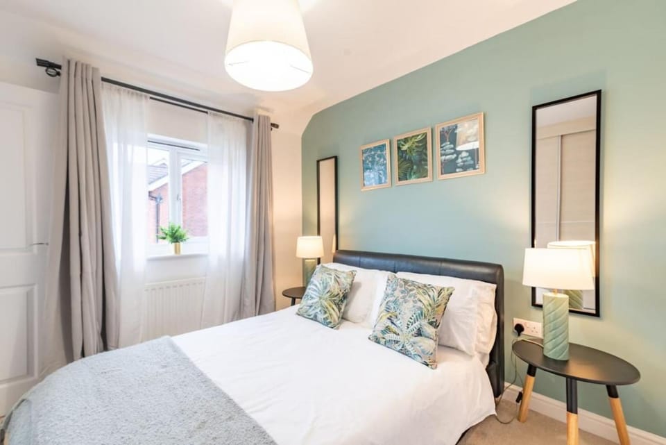 Convenient & cosy 3 bed house House in Newport