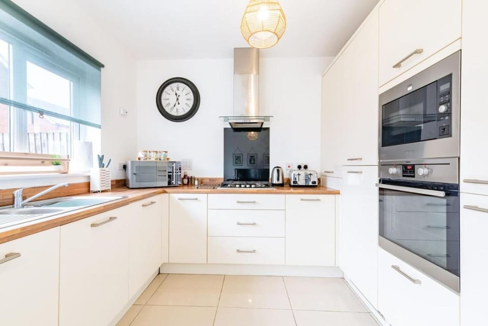 Convenient & cosy 3 bed house House in Newport