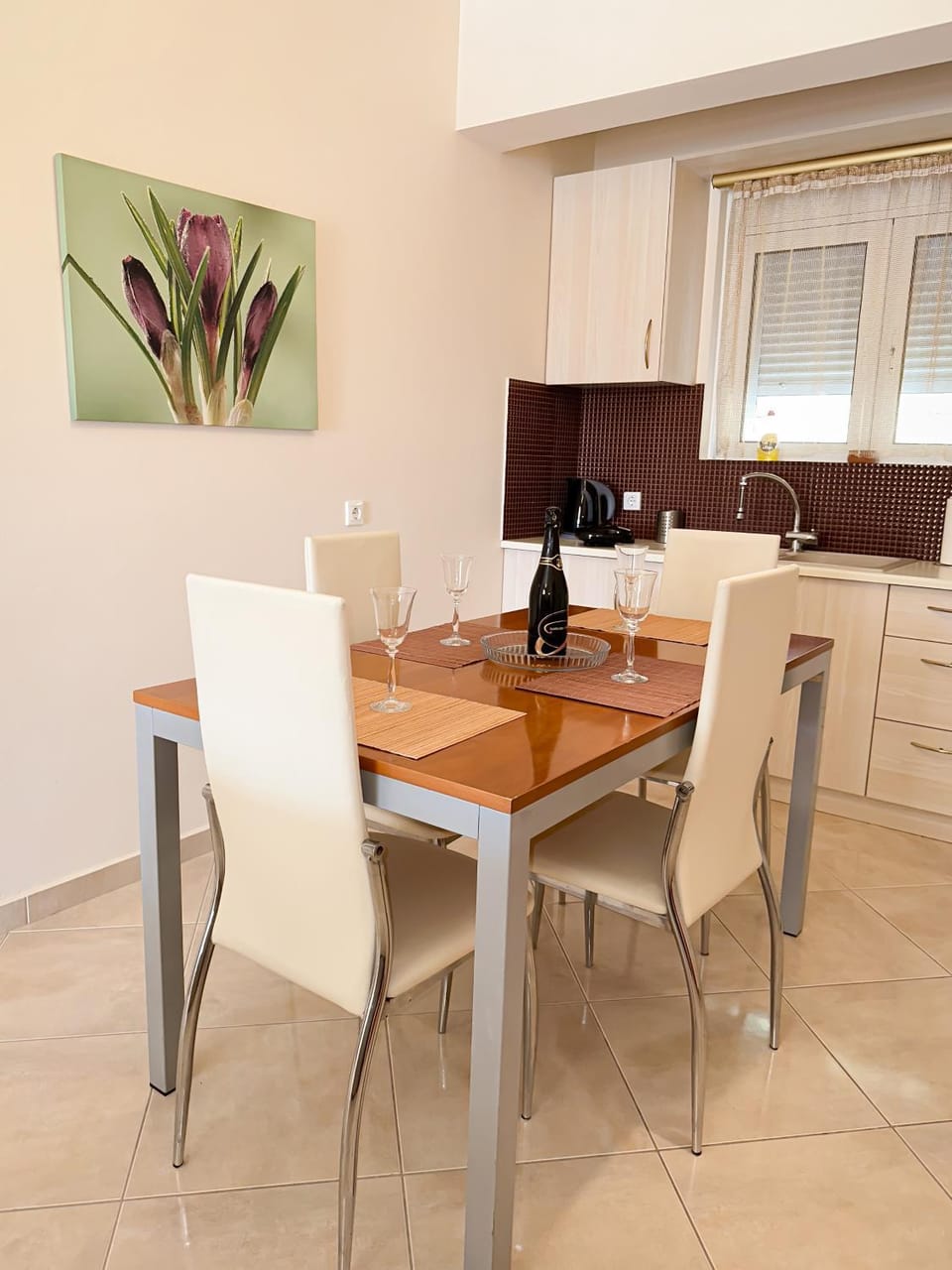 Kitchen or kitchenette, Dining area