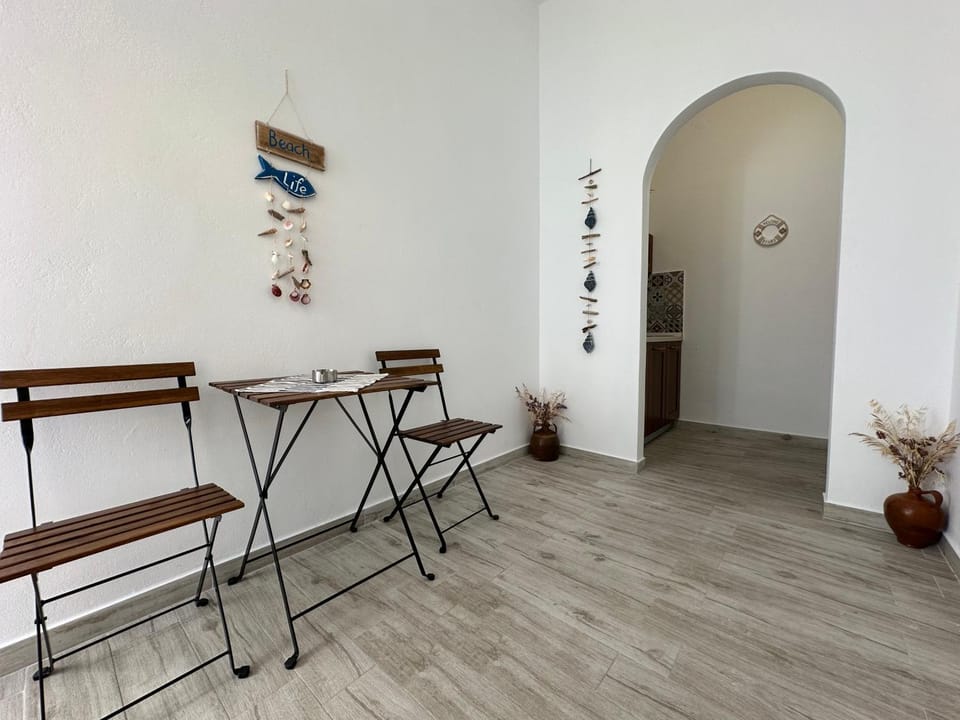 Photo of the whole room, Seating area, Dining area