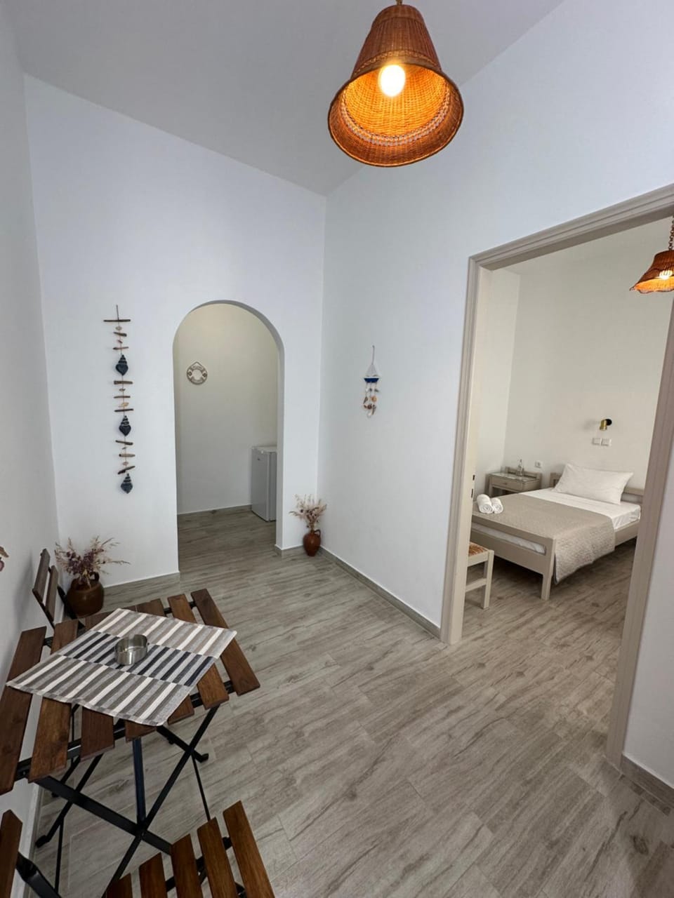 Bed, Photo of the whole room, Seating area, Dining area