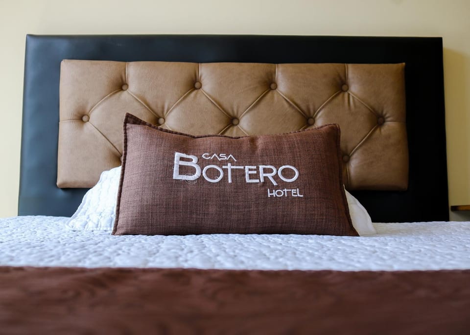 Bed, Property logo or sign, Photo of the whole room, Bedroom