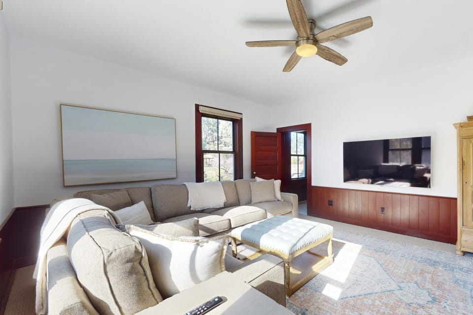 Mendocino Lodge with Hot Tub and Fireplace House in Mendocino