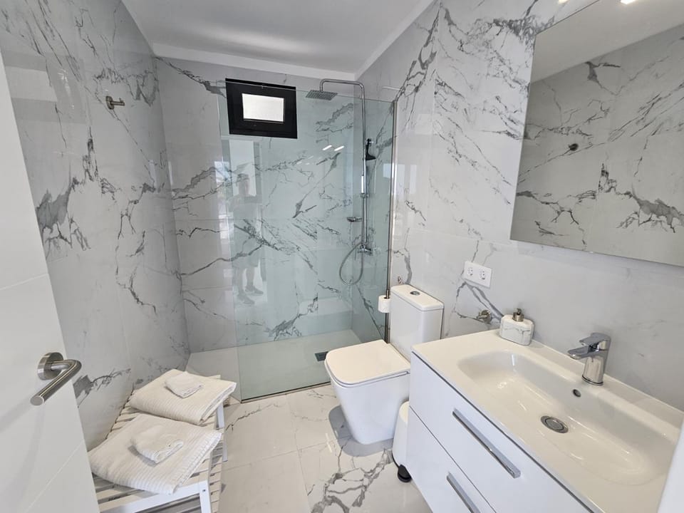 Shower, Bathroom, Bath, towels