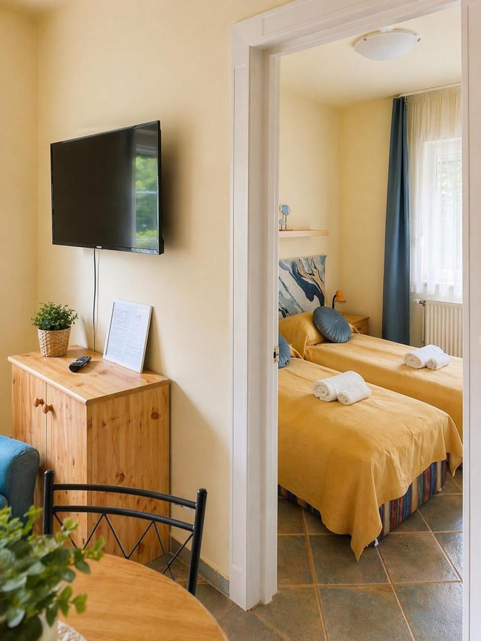 Bed, TV and multimedia, Bedroom, towels