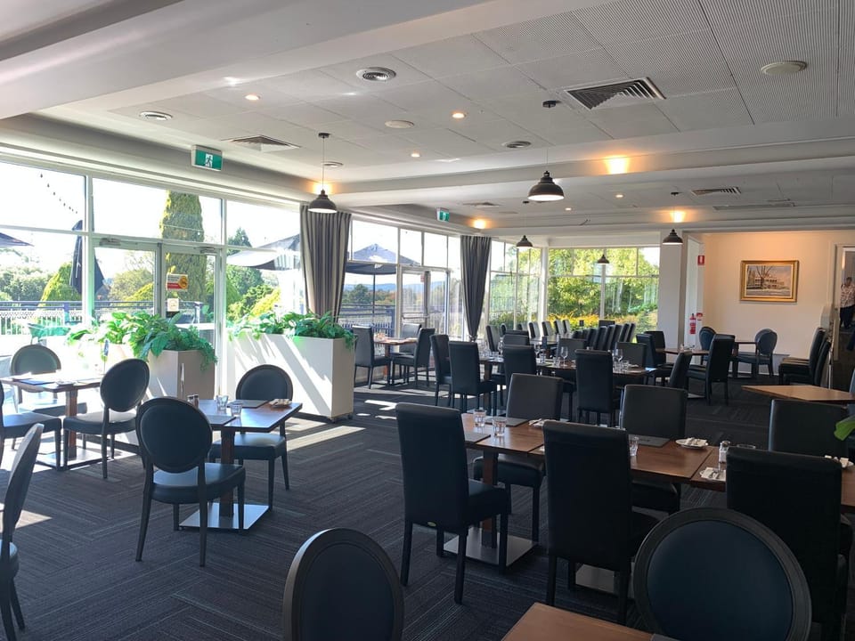 Restaurant/places to eat, Restaurant/places to eat, Banquet/Function facilities, Seating area