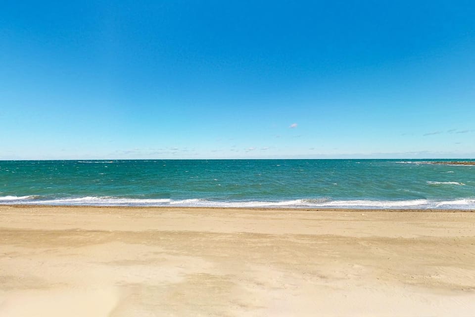 Walk to Sandhills Beach! Sunny Group Getaway House in Scituate
