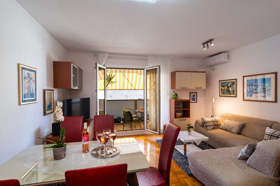 TV and multimedia, Living room, Seating area, Dining area