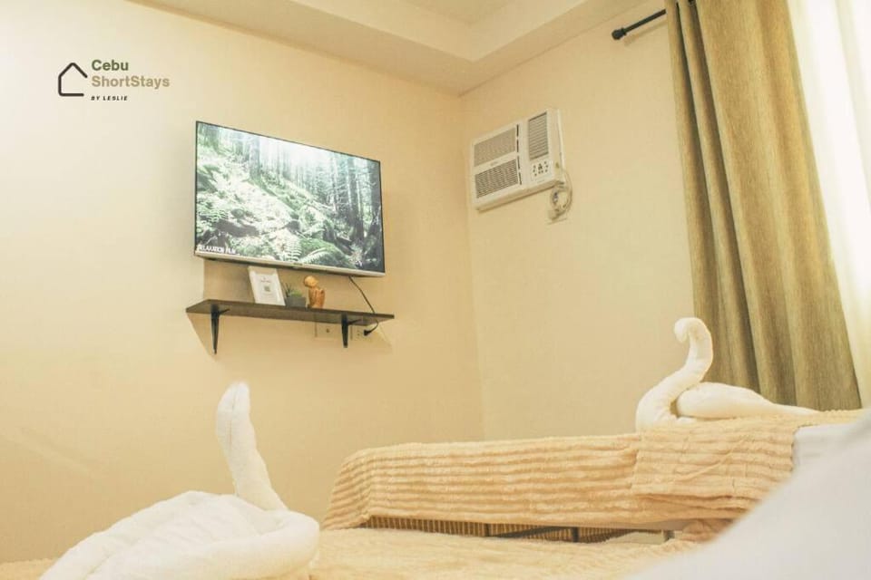 Bed, Bedroom, towels, air conditioner