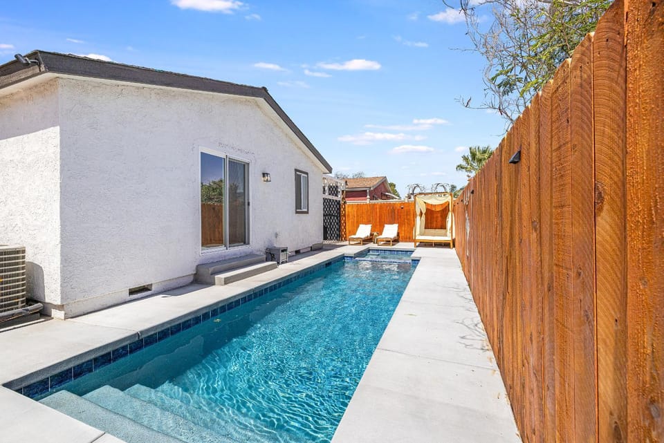 Property building, Day, Pool view, Swimming pool, sunbed