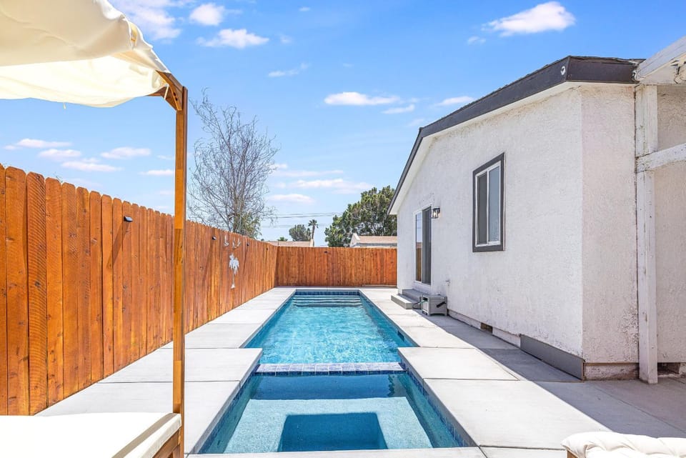Day, Pool view, Swimming pool, sunbed