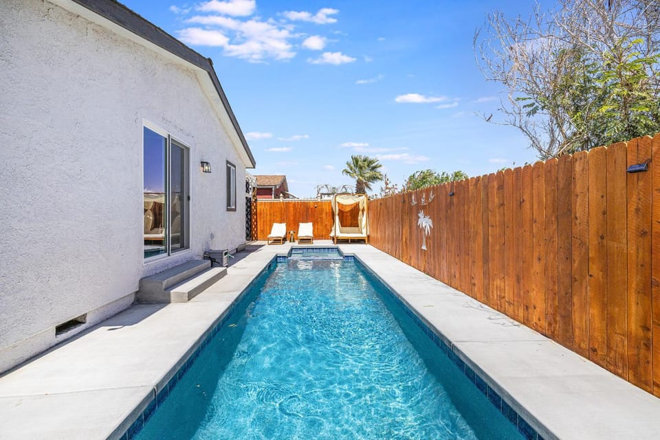 Day, Pool view, Swimming pool, sunbed