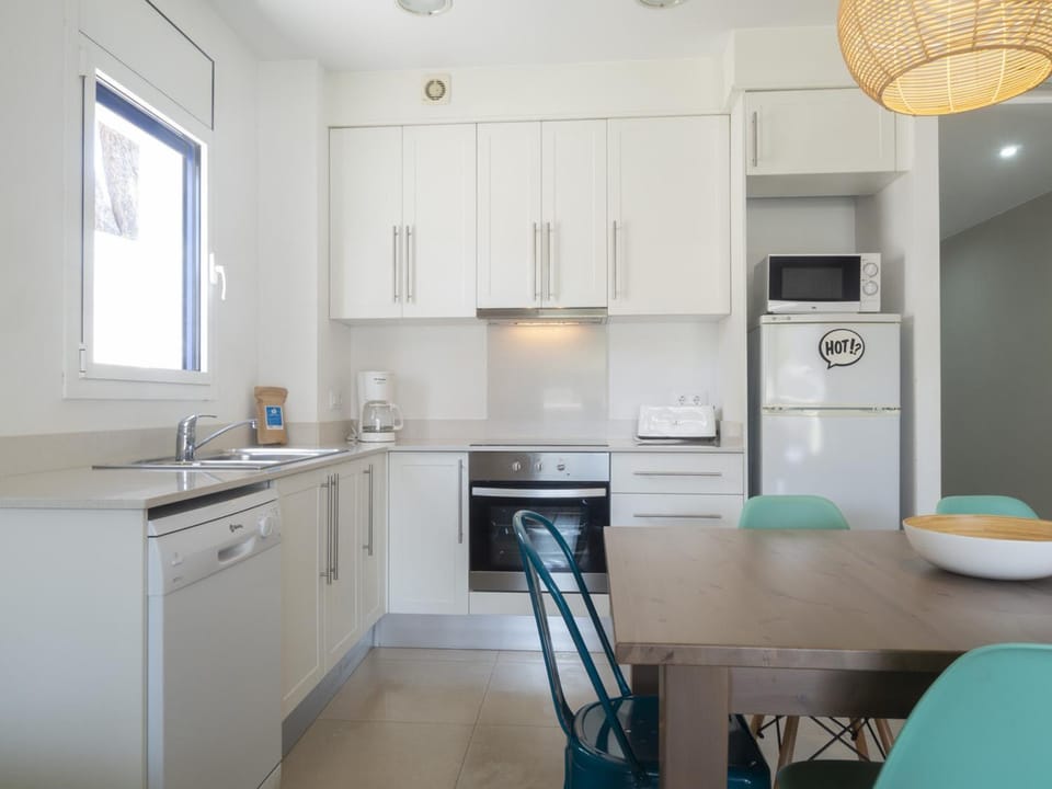 Apartamento moderno a 100m de la playa con piscina y aparcamiento - ES-325-1 Apartment in L'Escala
