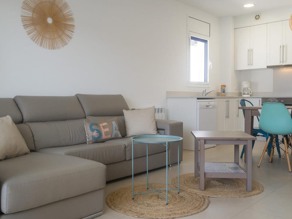 Apartamento moderno a 100m de la playa con piscina y aparcamiento - ES-325-1 Apartment in L'Escala