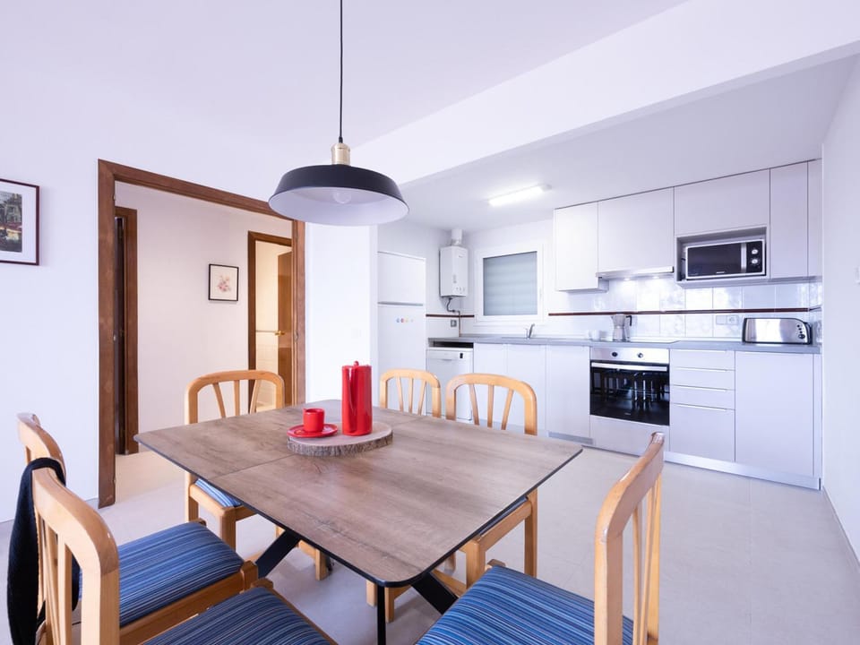 Apartamento frente a la playa con gran terraza y aparcamiento privado - ES-325-2 Apartment in L'Escala