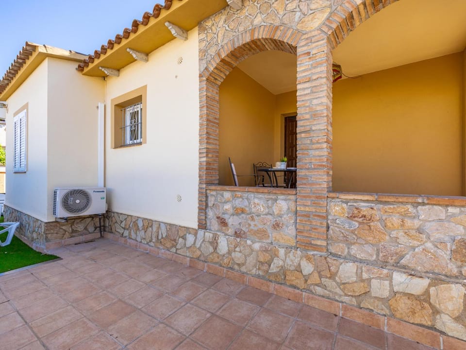 Casa familiar con Wi-Fi y aire acondicionado, cerca de la playa - ES-325-8 House in L'Escala