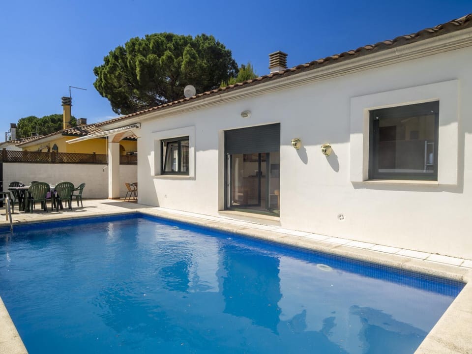 Casa en planta baja con piscina privada, cerca de la playa, aire acondicionado y parking - ES-325-22 Villa in L'Escala