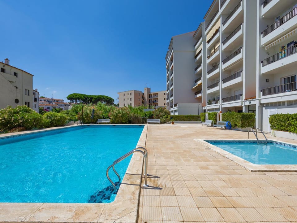 Amplio apartamento en el corazón de Riells con piscina y parking - ES-325-19 Apartment in L'Escala