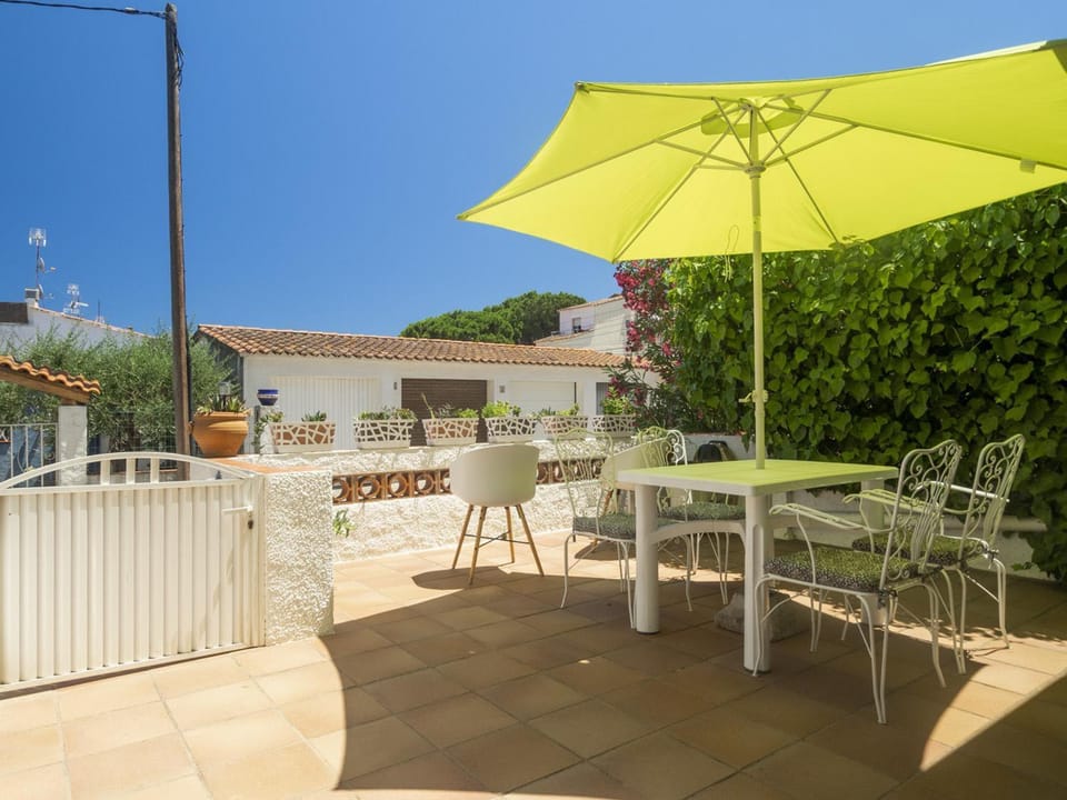 Encantador apartamento con terraza cerca de la playa - ES-325-29 Apartment in L'Escala