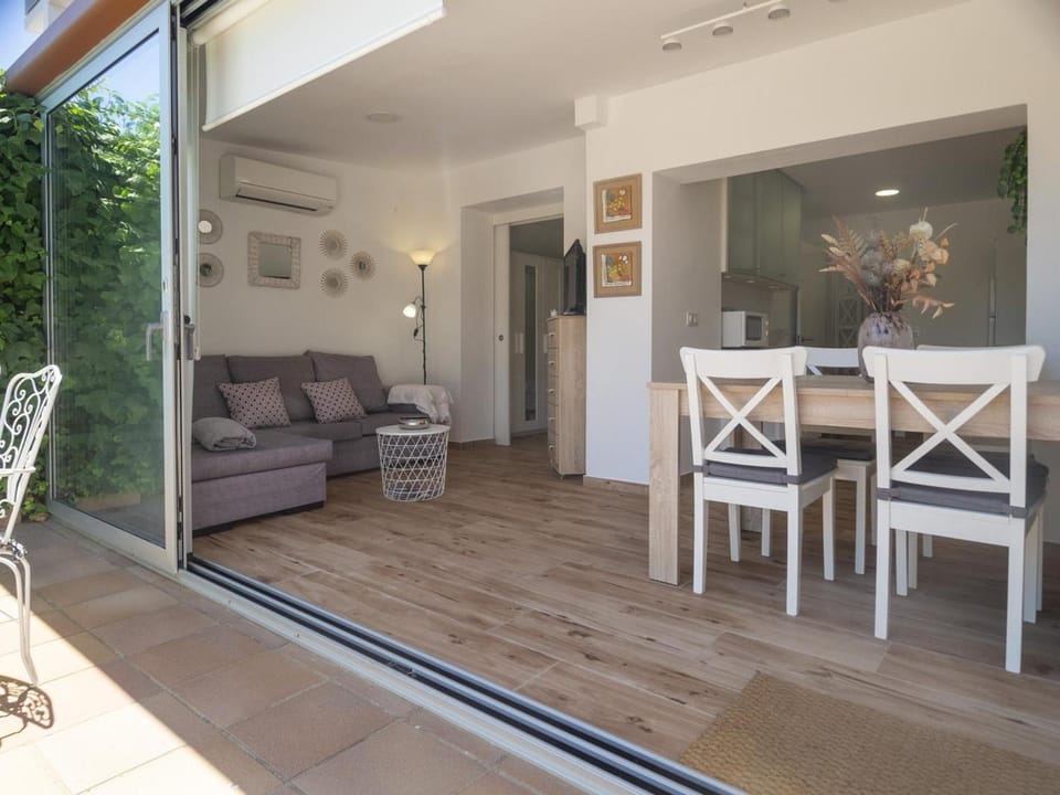 Encantador apartamento con terraza cerca de la playa - ES-325-29 Apartment in L'Escala