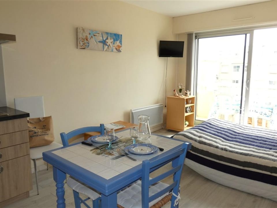 Studio proche plage et commerces avec parking privatif - FR-1-323-528 Apartment in Saint-Jean-de-Monts