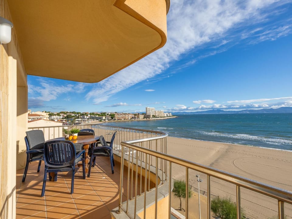 Apartamento renovado con terraza vistas al mar en L'Escala - ES-325-24 Apartment in L'Escala