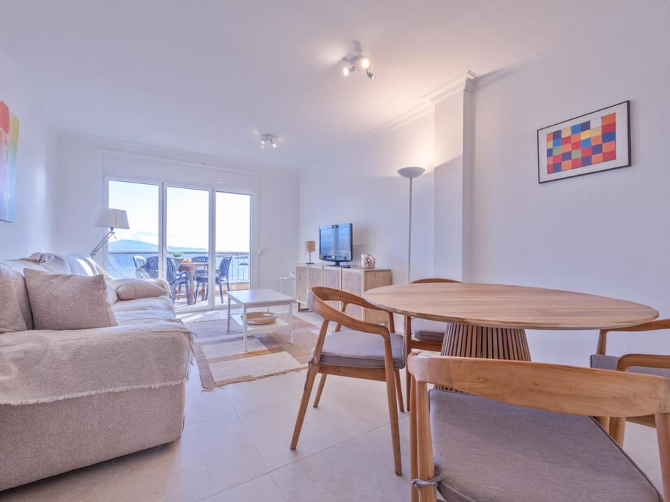 Apartamento renovado con terraza vistas al mar en L'Escala - ES-325-24 Apartment in L'Escala